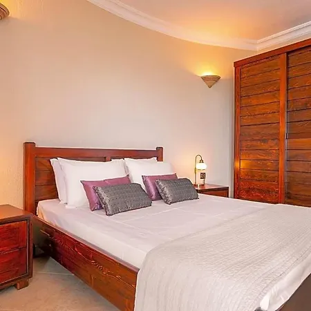 Sleeps 10 Pool Wifi Villa