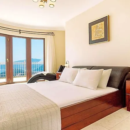Sleeps 10 Pool Wifi Villa